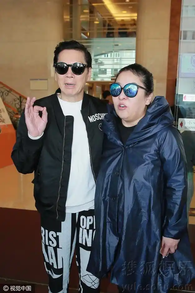 (视觉中国/图文)  1月26日,向华强与太大陈岚出现在养和医院探望