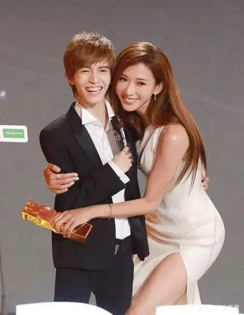 明星那些尴尬合影合集,笑出腹肌