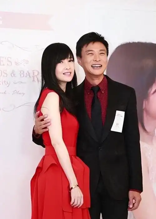 事实已证明,结婚11年被戴八次绿帽的周慧敏,已走上了一条不归路