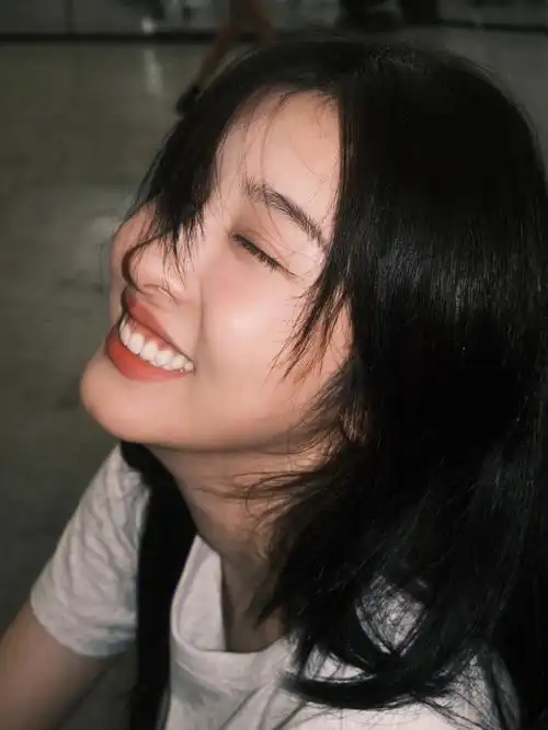 机场拍照四宫格露齿笑最好看