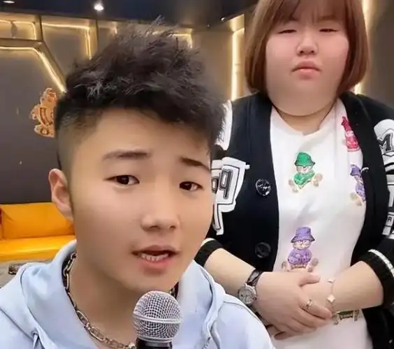 白小白歌手个人资料-网红"白小白"自曝结婚后,妻子正脸照被扒出,好友