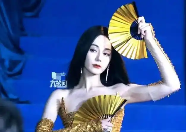 时尚之力迪丽热巴生图很显老头发分层被质疑是假发身材引争议