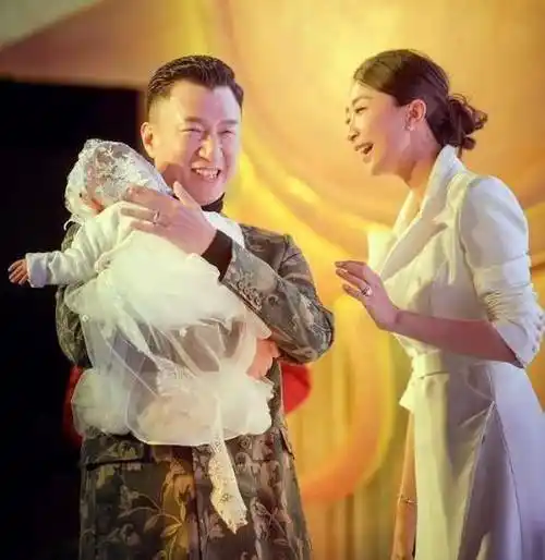 照片中,孙红雷把王骏迪揽入怀中,亲密而幸福.