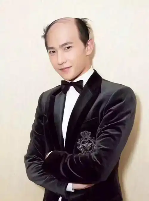 气息 其实杨洋的发量也是不少的,感觉能留得起中分的男艺人发量都不少