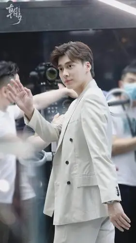 消息李易峰今日活动饭拍分享优雅贵公子身穿米白色西装现身