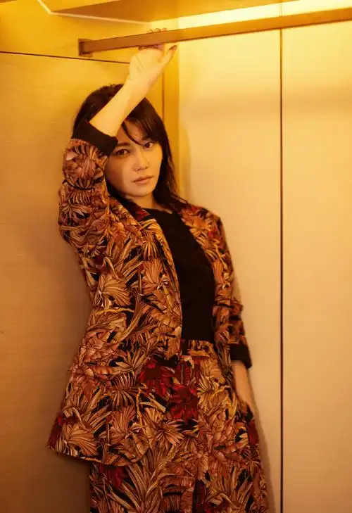 谭卓换锁骨发后气质都变了,穿t恤配阔腿裤,笑容活力尽显青春感