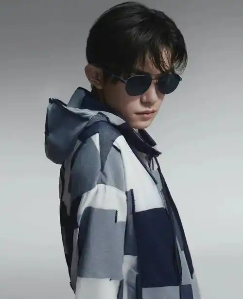 易烊千玺墨镜风格大片!