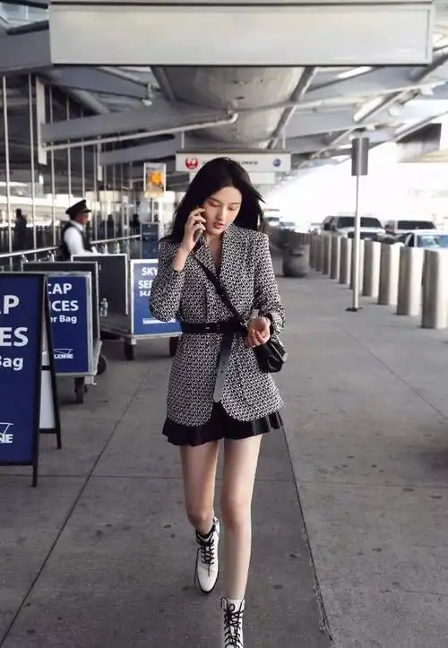 现在的女生都这么酷了?女明星西装街拍pk,钟楚曦可太帅了