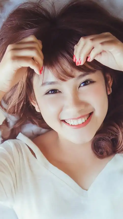 爱笑的女生唯美迷人双眼壁纸图片