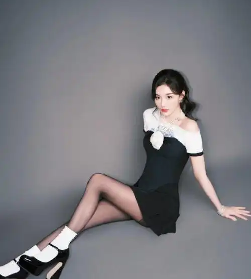 孔雪儿展现多变女性美,黑色丝袜搭配妩媚连衣裙完美事业线突出!