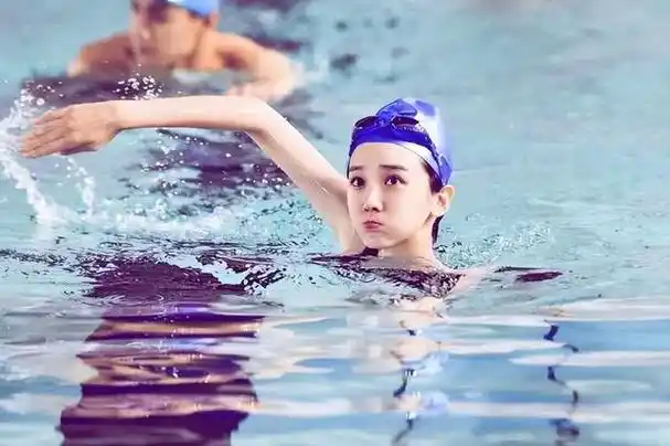 她因发育过猛,无奈退出国家游泳队,但被三流导演看上而走红