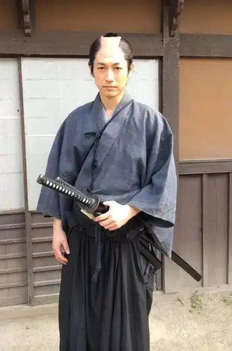 日本武士的谜之发型起源史帅不帅剃个月代头就知道了