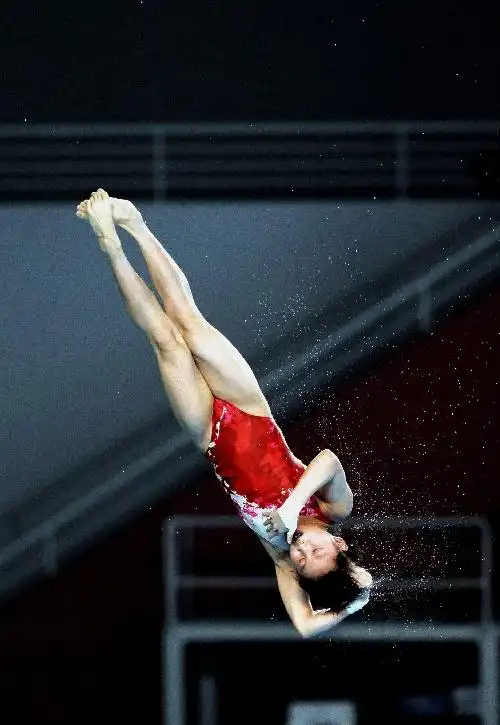 图文卡塔尔站跳水赛赛况中国康丽空中姿态