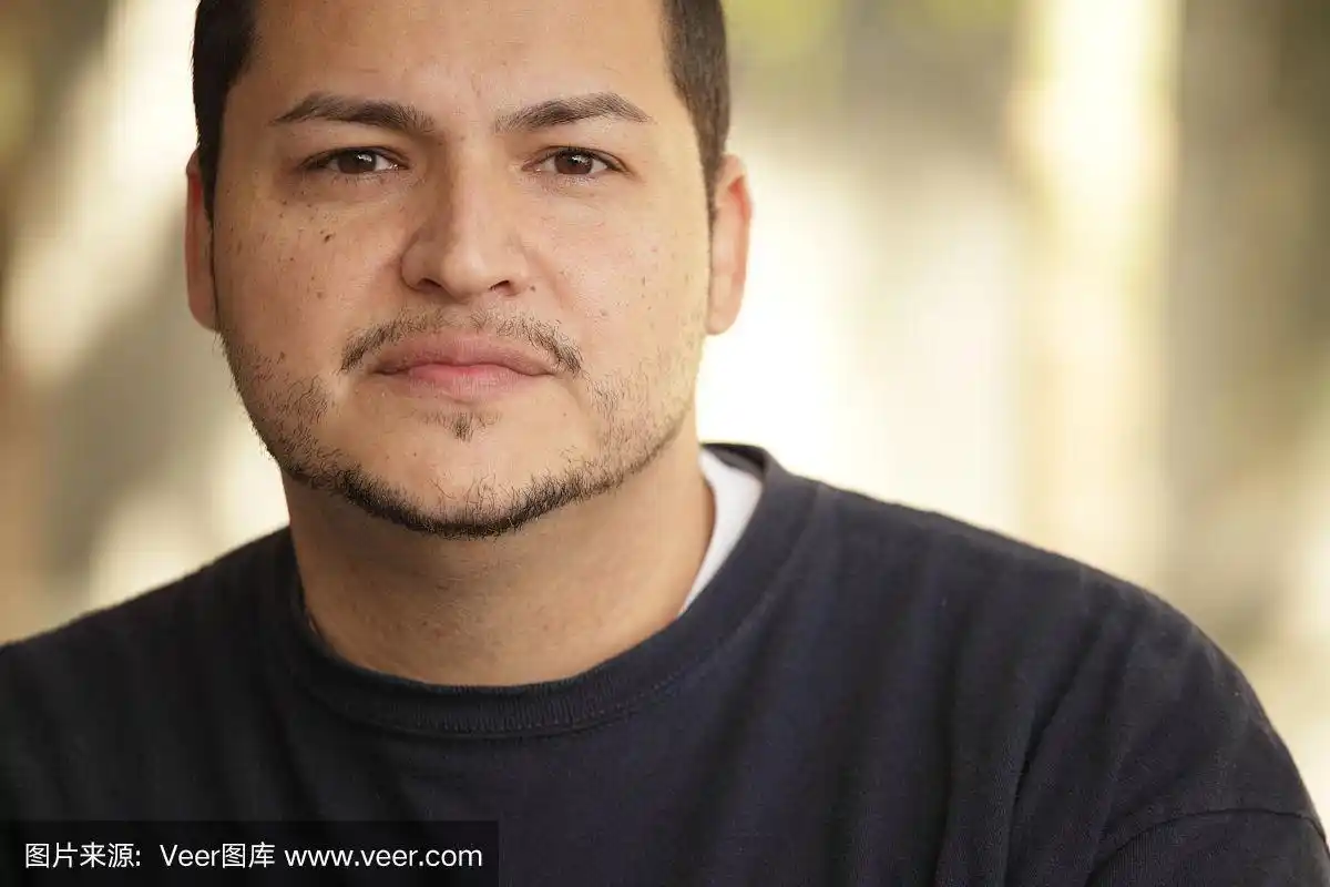 一个拉丁裔男性的大头照