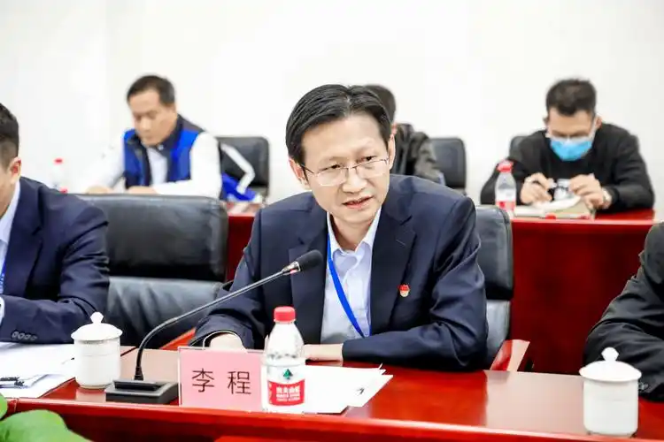 李程就公司的产业布局,各业务板块的经营情况,行业发展情况等方面进行