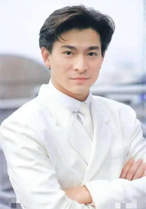 59岁刘德华晒近况,穿牛仔衣太减龄,经典中分发型惹网友回忆