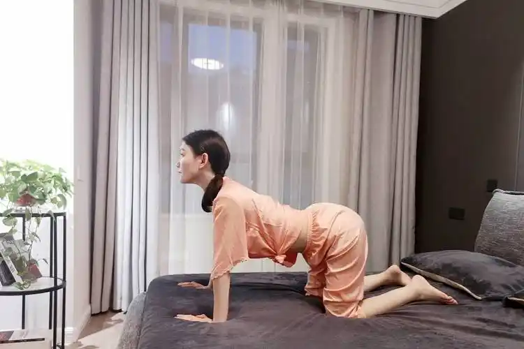 40岁李孝利被称为国民女神,瑜伽让她内外美兼修_双手_身体_体式