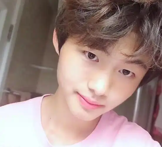 汪峰14岁女儿近照曝光,打扮比多多还成熟和男生互动频繁似早恋