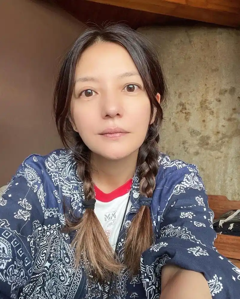 赵薇无惧素颜罕自拍,穿民族风长袖扎马尾,皮肤细腻天然卧蚕好美