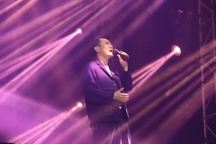 张信哲未来式重庆站收官深情献唱动人心