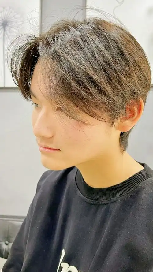 线条感十足清爽舒适,后部适量长度狼尾#男生狼尾 #不烫不染 #碎盖发型