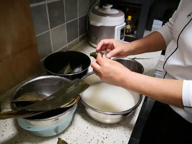 三十多年前跟老公谈恋爱,婆婆家里的人教我学会了包粽子,n多年后记忆