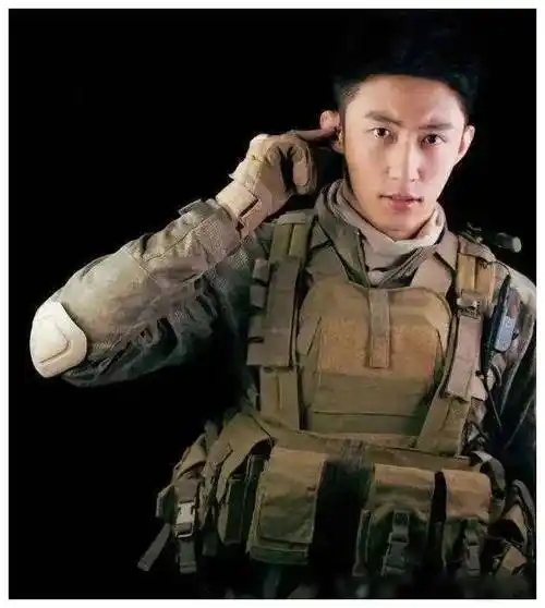 再说说"制服男神"黄景瑜,一穿上军装或警服,帅到没朋友!