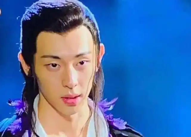 长相评价两极分化严重,抛开《香蜜》滤镜,邓伦是帅还是丑?