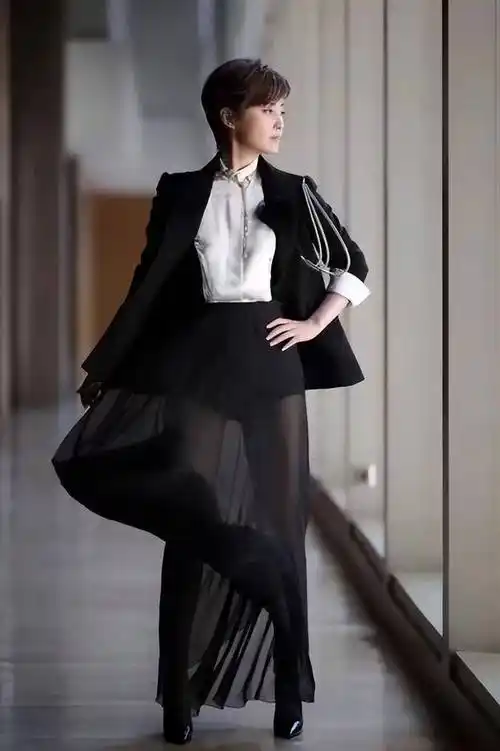 蒋勤勤时尚裙大秀美腿,网友:这也太撩人了!_镂空_裙子_优缺点