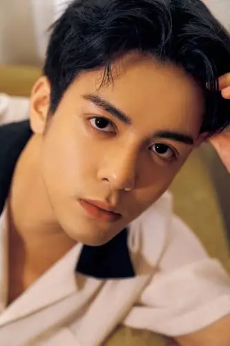 以时尚表述自我 曾舜晞最新写真新鲜上线