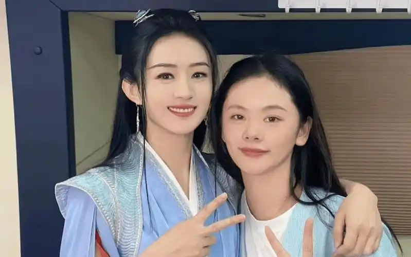 赵丽颖和替身合照引争议,被嘲长相不及替身,演技还有大问题_女明星