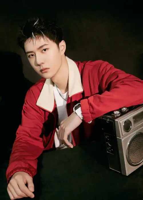 热力红色渲染少年恣意盎然王一博红衣造型惊艳亮相