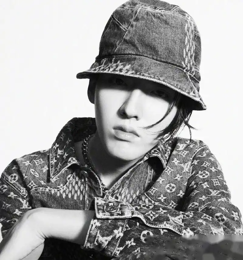 吴亦凡时尚芭莎七月刊封面上线!