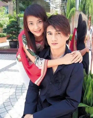 他们俩结婚后,有了两个孩子,一男一女,现在的这段婚姻比上一段真是