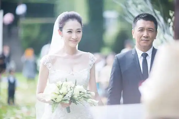 李小冉和徐佳宁洋溢着幸福的笑容在李小冉和徐佳宁的婚礼照片传出之后