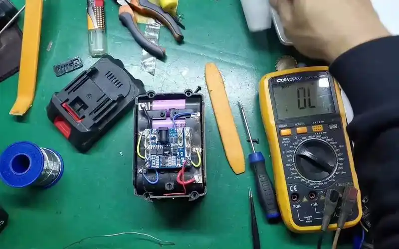 维修一块20节的电动工具电池!拆开一看保护板已经进水腐蚀了
