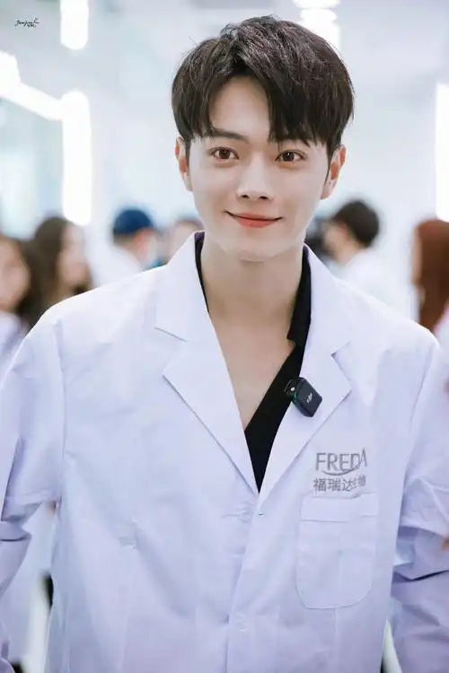 许凯上错高铁了##路人镜头下的许凯##许凯卡其色休闲装造型