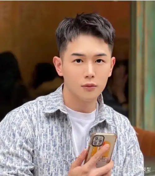 三七分也是很受时尚男生喜欢的一种男发.