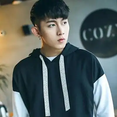 图锅盖头两边剃掉发型展示清爽设计显时尚型男范