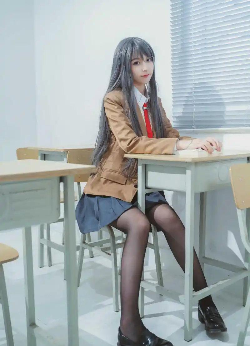 jk短裙配"黑丝"的麻衣学姐,坐姿太撩人,都没办法好好上课了