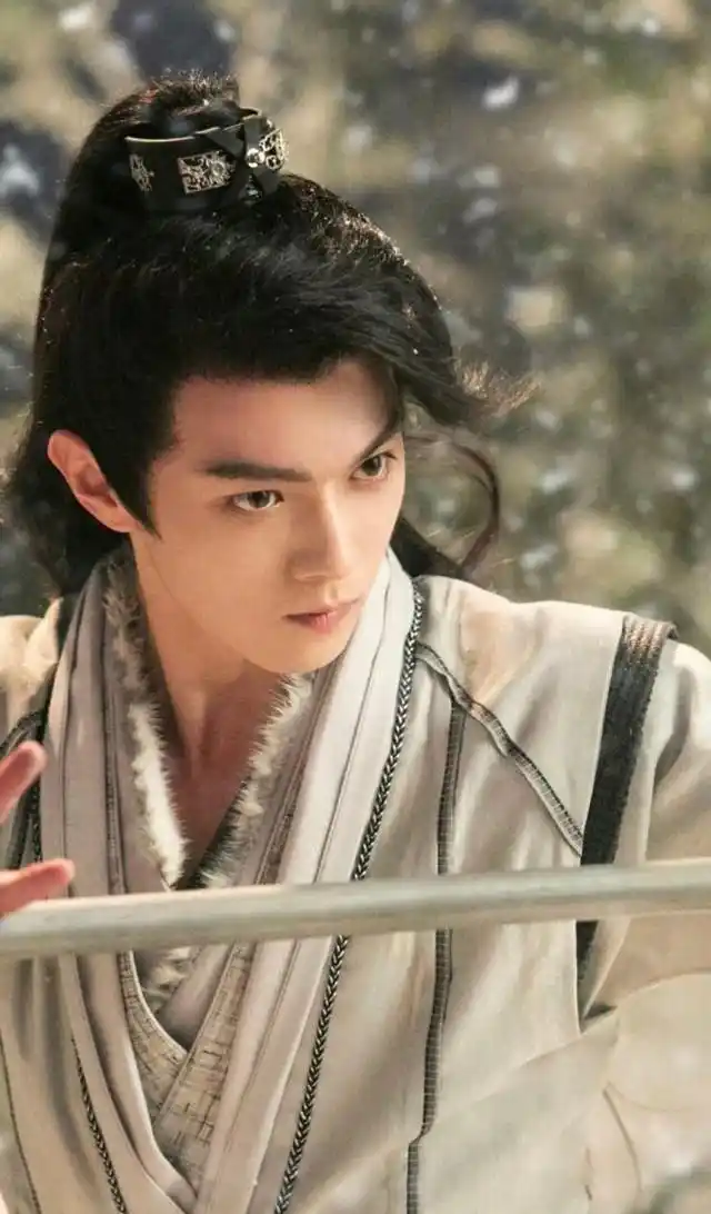 最开始是以模特身份出道,在2016年出演个人首部电视剧《朝歌》从而