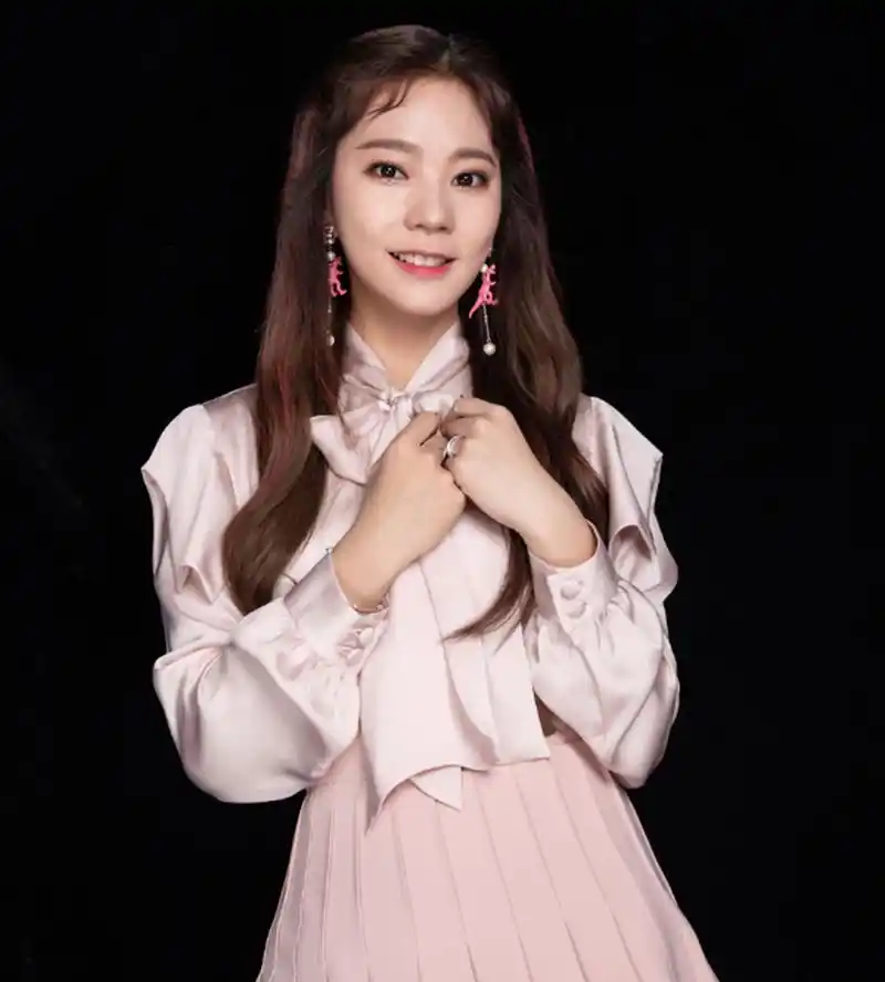 第四题:张紫宁于哪一天宣布回归组合火箭少女101?