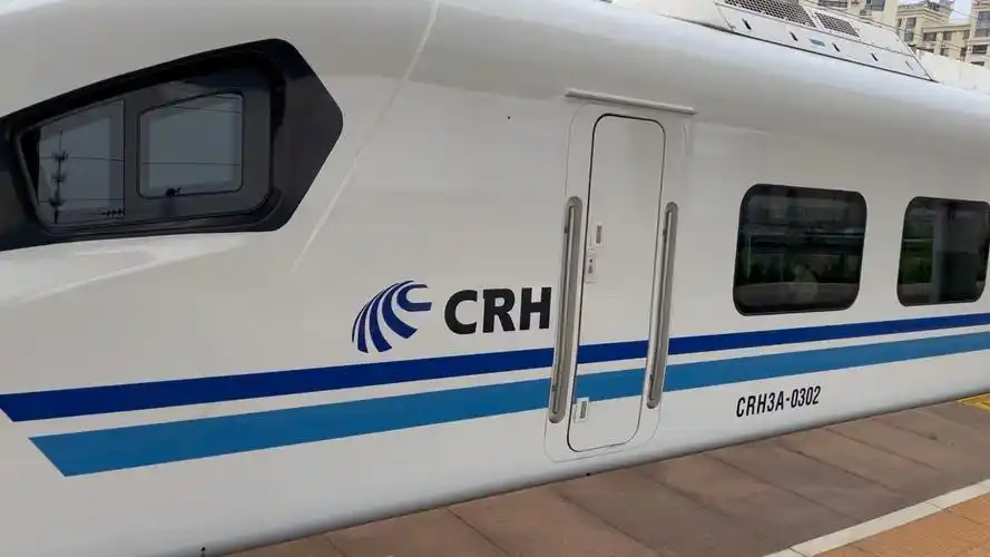 蓝白涂装crh3a进入金州站,五一临客