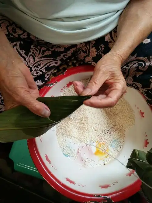 端午节到了,妈妈教你包粽子.