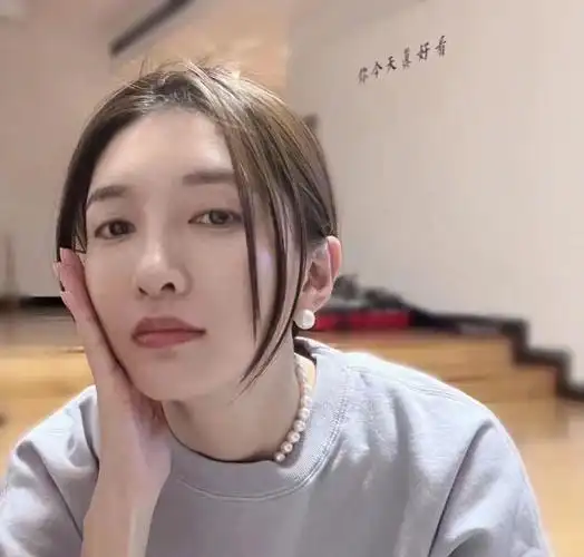 女明星江疏影都在戴的珍珠项链耳钉