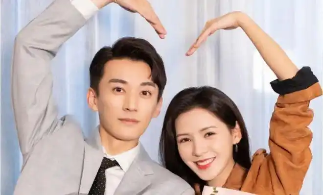 杨紫刘学义再登热搜,被扒戴同款情侣眼镜,此前曾同吃一块蛋糕