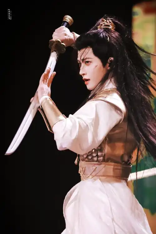 刘宇再现龙鳞装非遗之美##刘宇国风美少年