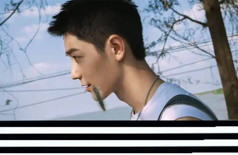 其工作室更是发布了18张肖战超短发造型的写真