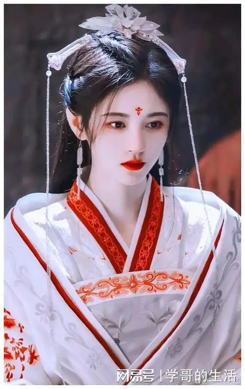 鞠婧祎在照片中身穿古装服饰,展现了仙气十足的形象,凸显出她古典美的