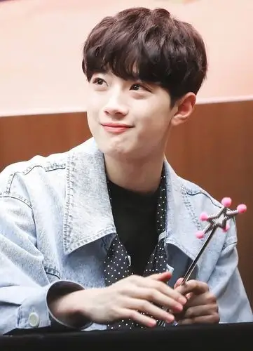 赖冠霖发超甜可爱自拍照引起网友关注的居然是自拍角度